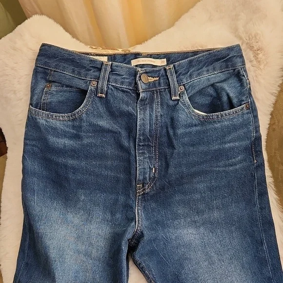 EUC Levi Dark Blue High Rise Straight Jeans-Size 27 Waist​​​​​​​​ - Picture 2 of 5